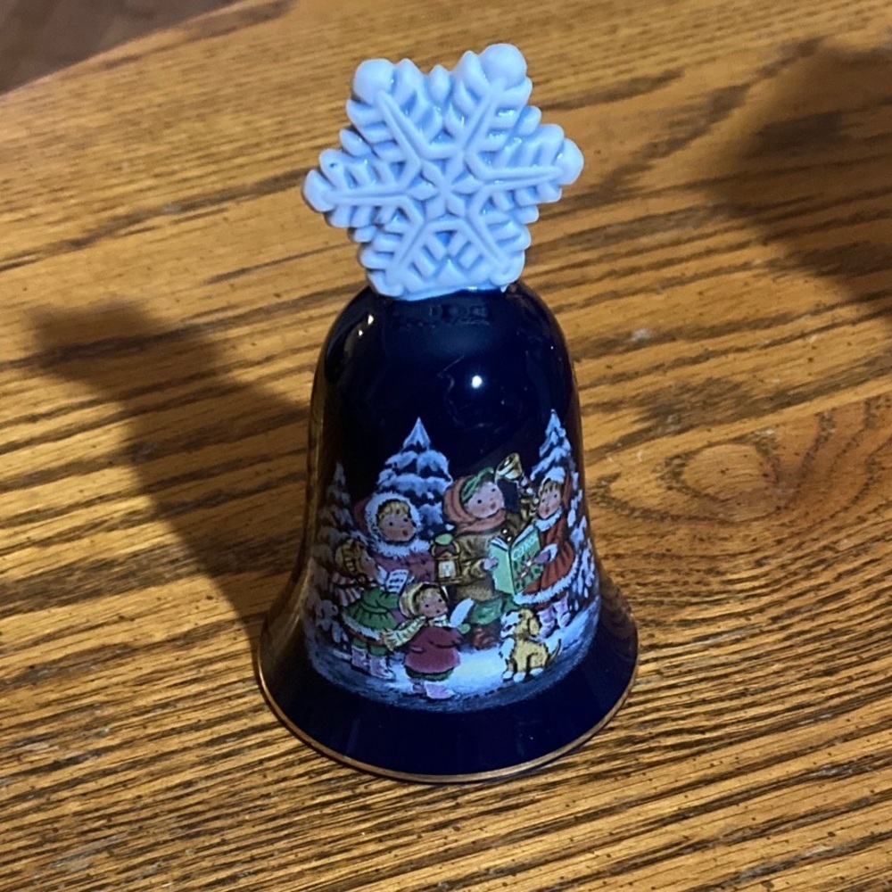 VTG AVON Fine Collectibles 1992 Christmas Blue Bell  Avon Heavenly Notes Angels